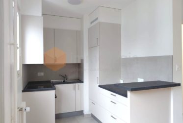 Bel appartement fraîchement rénové de 2 pièces au 1er étage en plein du centre-ville